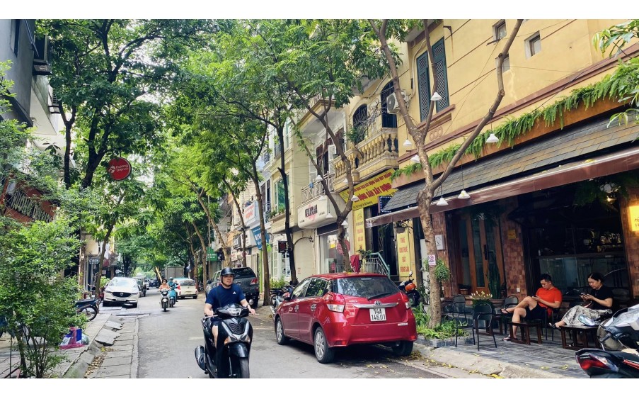Bán gấp nhà Hoàng Quốc Việt, ngõ siêu rộng ô tô tránh, nhà 4 tầng giá chỉ 10.8 tỷ